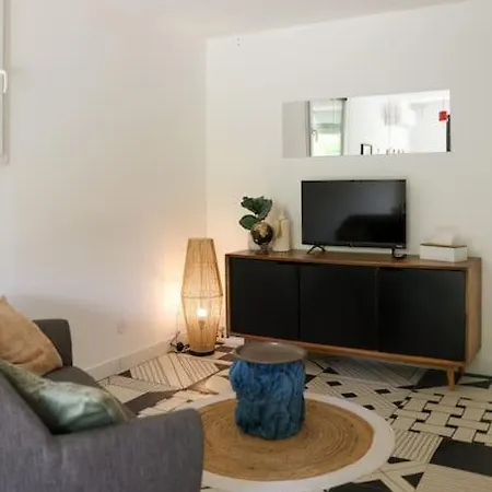 Rez-de-chaussee Et Patio Apartment