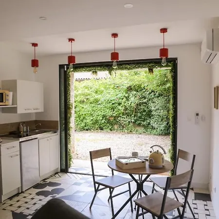 Apartment Rez-de-chaussee Et Patio *
